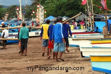 Memotret Kebersamaan Tukang Ngegoh Perahu di Pangandaran