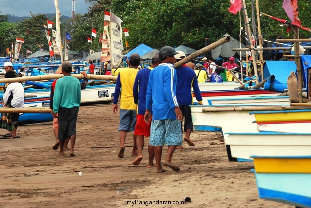 Memotret Kebersamaan Tukang Ngegoh Perahu di Pangandaran