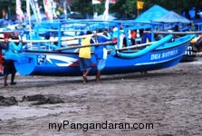 Memotret Kebersamaan Tukang Ngegoh Perahu di Pangandaran