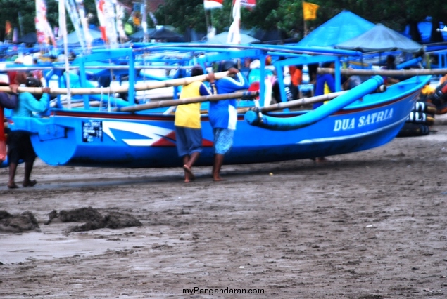 Memotret Kebersamaan Tukang Ngegoh Perahu di Pangandaran