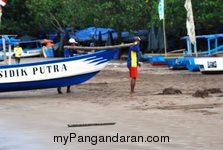 Memotret Kebersamaan Tukang Ngegoh Perahu di Pangandaran