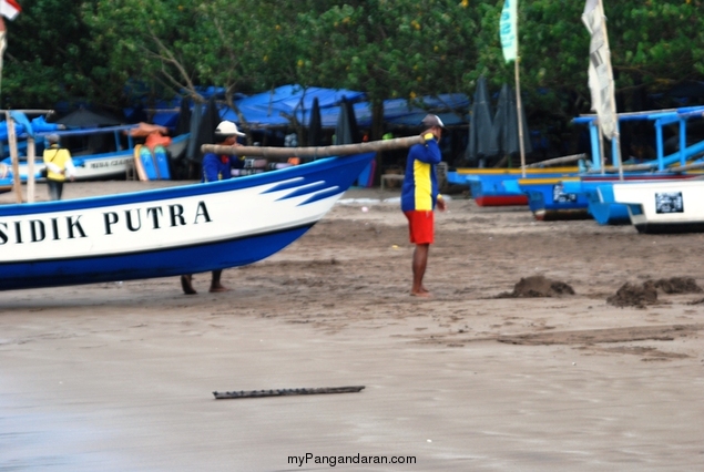 Memotret Kebersamaan Tukang Ngegoh Perahu di Pangandaran