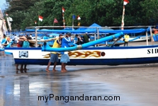 Memotret Kebersamaan Tukang Ngegoh Perahu di Pangandaran