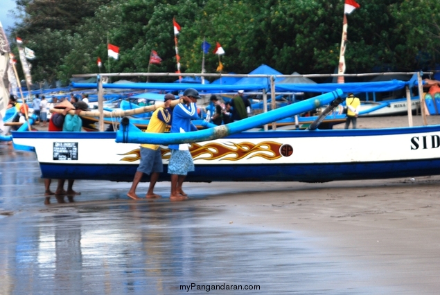 Memotret Kebersamaan Tukang Ngegoh Perahu di Pangandaran