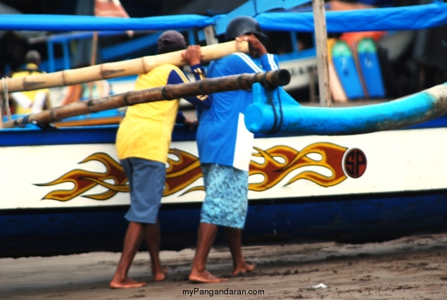 Memotret Kebersamaan Tukang Ngegoh Perahu di Pangandaran