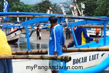 Memotret Kebersamaan Tukang Ngegoh Perahu di Pangandaran