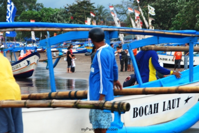 Memotret Kebersamaan Tukang Ngegoh Perahu di Pangandaran