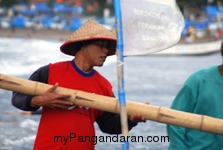 Memotret Kebersamaan Tukang Ngegoh Perahu di Pangandaran