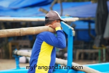 Memotret Kebersamaan Tukang Ngegoh Perahu di Pangandaran