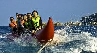 Serunya Naik Banana Boat di Pantai Timur Pangandaran