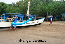 Memotret Kebersamaan Tukang Ngegoh Perahu di Pangandaran