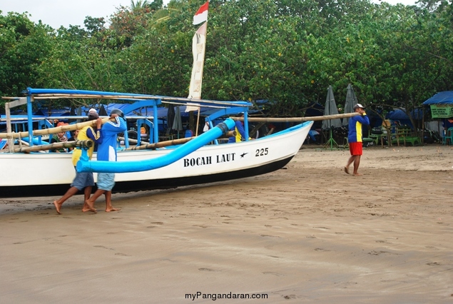 Memotret Kebersamaan Tukang Ngegoh Perahu di Pangandaran