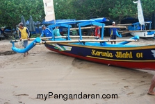 Memotret Kebersamaan Tukang Ngegoh Perahu di Pangandaran