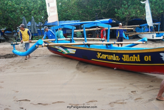 Memotret Kebersamaan Tukang Ngegoh Perahu di Pangandaran