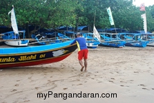 Memotret Kebersamaan Tukang Ngegoh Perahu di Pangandaran