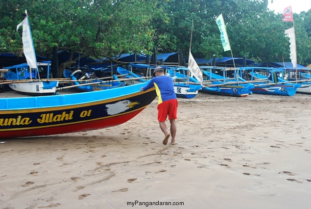 Memotret Kebersamaan Tukang Ngegoh Perahu di Pangandaran