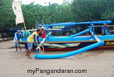 Memotret Kebersamaan Tukang Ngegoh Perahu di Pangandaran