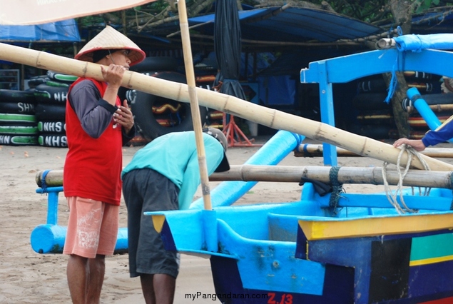 Memotret Kebersamaan Tukang Ngegoh Perahu di Pangandaran