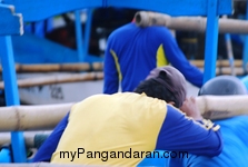 Memotret Kebersamaan Tukang Ngegoh Perahu di Pangandaran