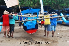 Memotret Kebersamaan Tukang Ngegoh Perahu di Pangandaran