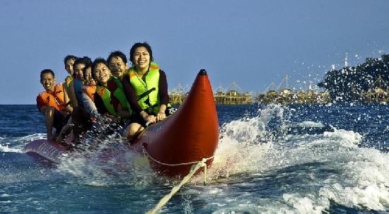 Serunya Naik Banana Boat di Pantai Timur Pangandaran