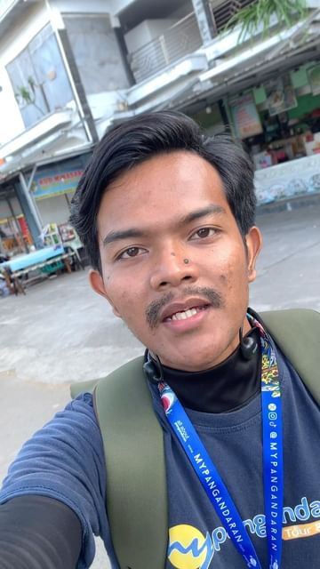Kalau hari biasa pangandaran
Gak seramai di hari liburan atau weekend
Tapi           ...