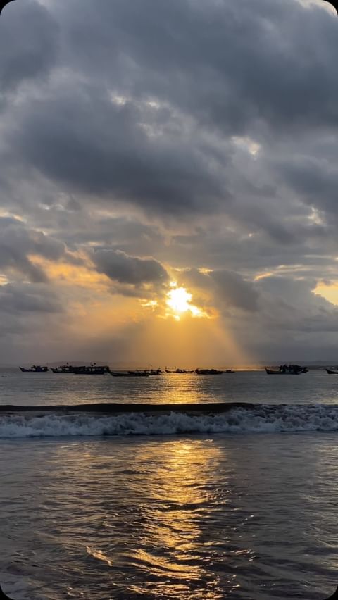 Pangandaran,Rabu 24 Juli 2024
Sudah menikmati Matahari terbenam Hari ini?
Menikmati keindahan           ...