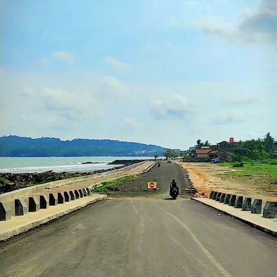 Gate Baru Pangandaran
==
Yang penasaran Gate baru via Pelabuhan Cikidang Pantai Timur Pangandaran, progresnya dalam tahap finishing, sudah dapat dilalui kendaraan ...