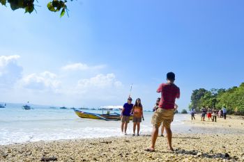 Abadikan Keindahan Pasir Putih Timur