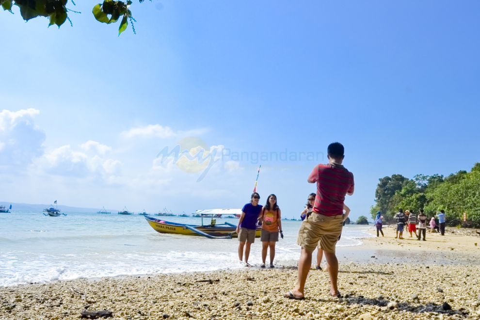 Abadikan Keindahan Pasir Putih Timur