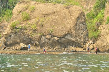 Aktivitas Mancing Di Batu Layar Pangandaran