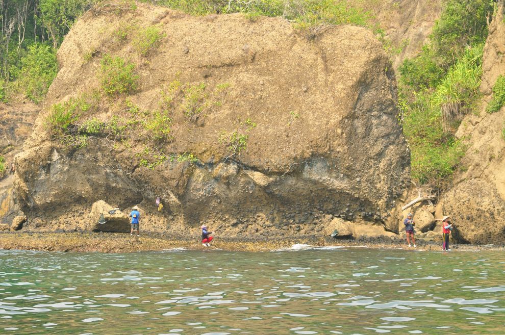 Aktivitas Mancing Di Batu Layar Pangandaran