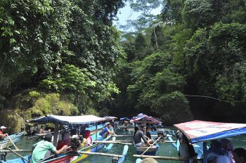 Antrian Perahu Green Canyon