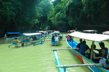 Antrian perahu menuju Cukang Taneuh