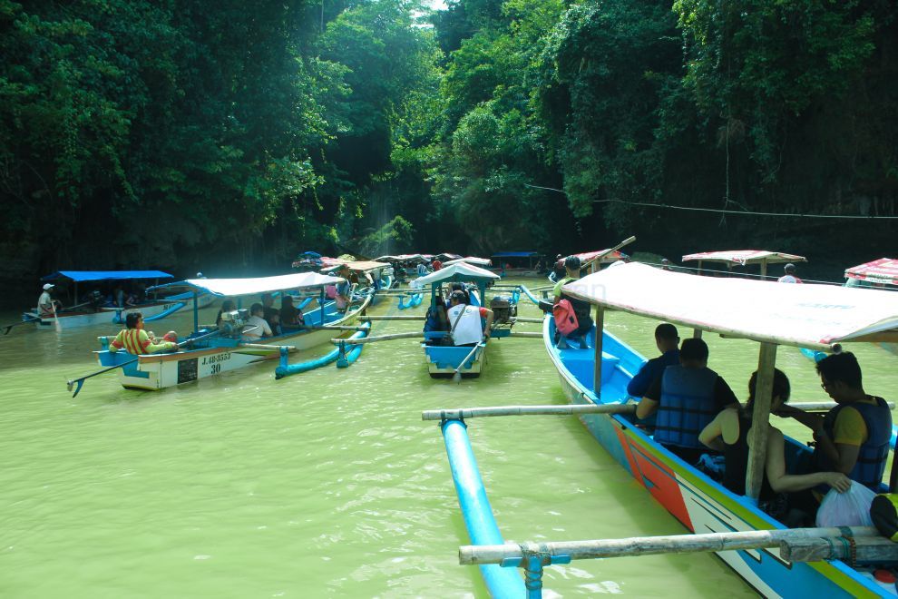 Antrian perahu menuju Cukang Taneuh