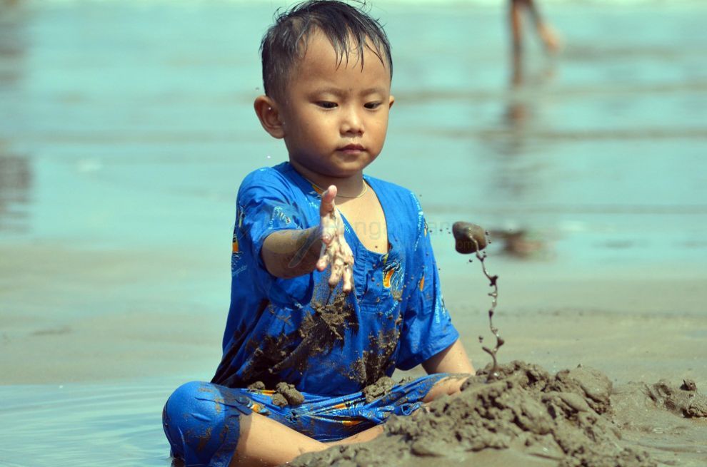 Asyiknya Anak Bermain Pasir di Pantai Pangandaran