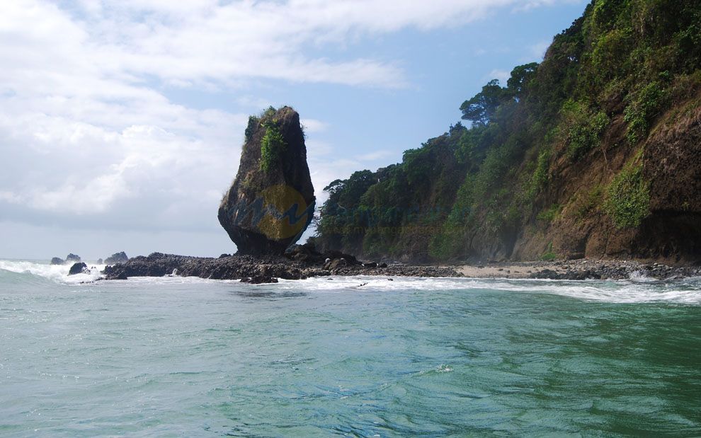 Batu Layar Maskot Wisata Bahari Pantai Timur