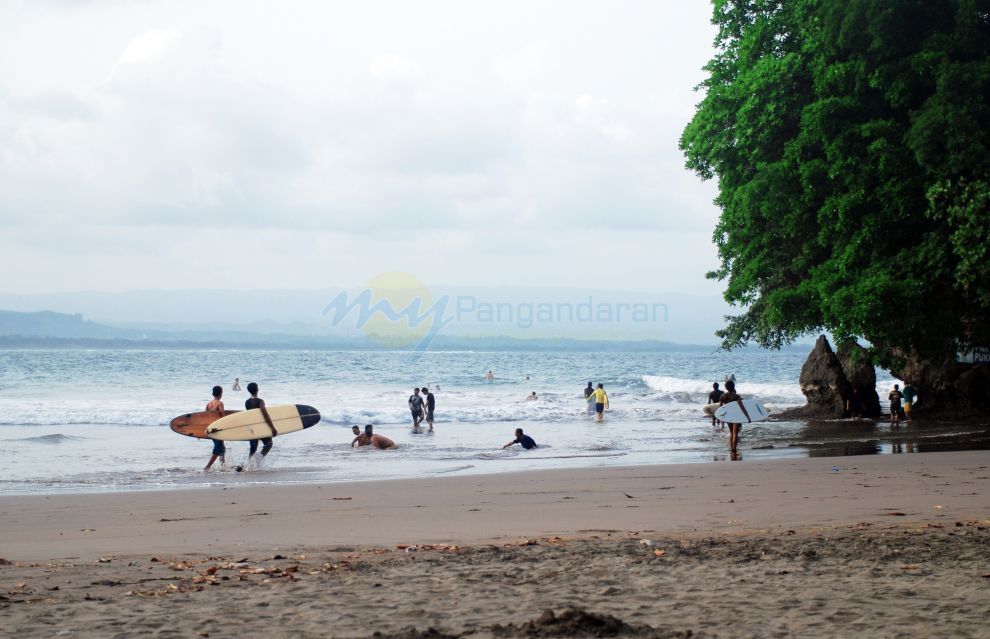 Bulan Juni, Pangandaran Ramai Peselancar