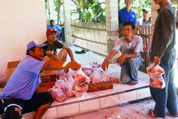 Dokumentasi Pembagian Daging Kurban Berjalan dengan Tertib 