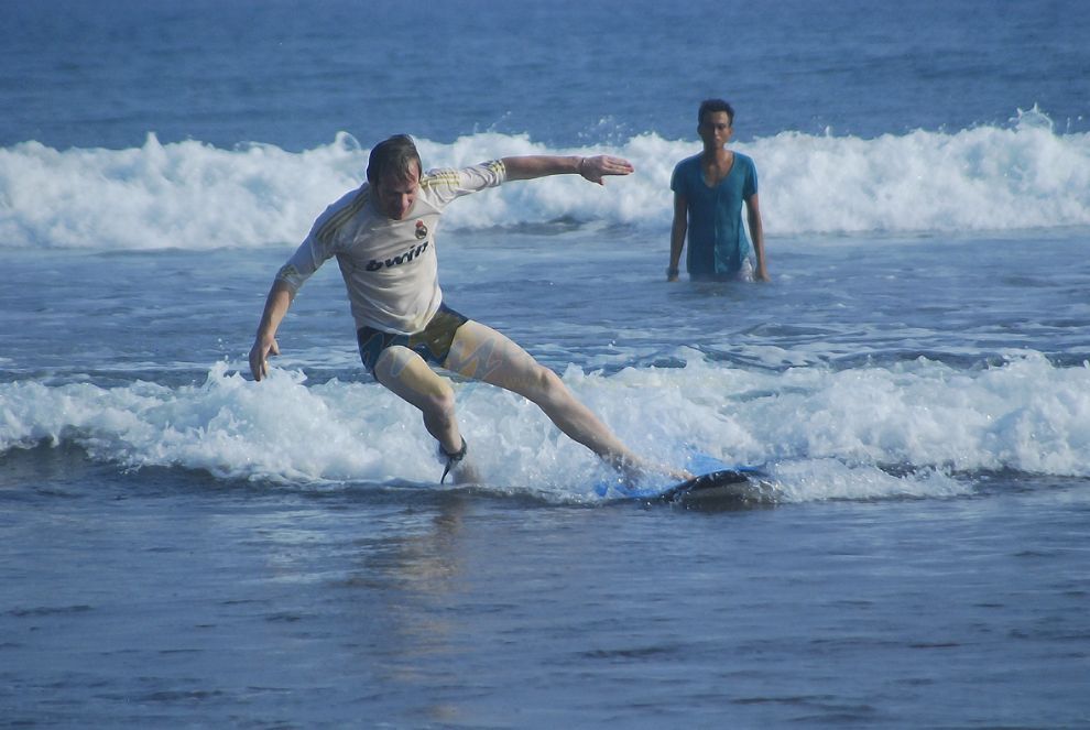 Eh...Jatuh, Belajar Surfing di Pangandaran
