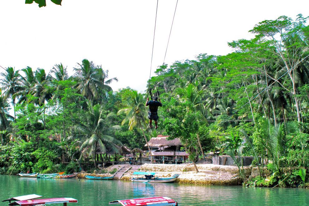 Flying Fox Lintas Sungai Green Canyon