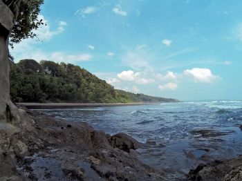 Indahnya Pantai Karang Nini