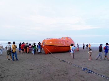 Inilah Potret Kapal Kapsul Imigran Gelap yang Terdampar di Pangandaran