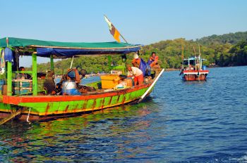 Kapal-kapal Nelayan Bersandar di Pantai Barat 