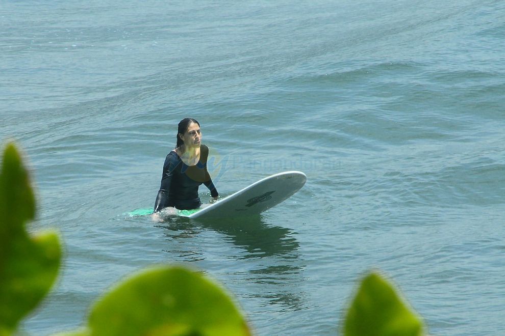 Kisah Surfer, Menunggu Ombak di Pantai Batu Karas
