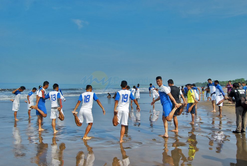 Latihan Persib di Pantai Pangandaran