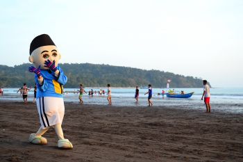 Malu-Malunya Boneka Ipin Upin di Pantai Barat Pangandaran