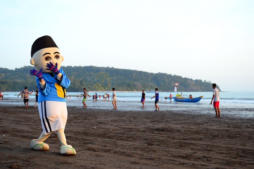 Malu-Malunya Boneka Ipin Upin di Pantai Barat Pangandaran