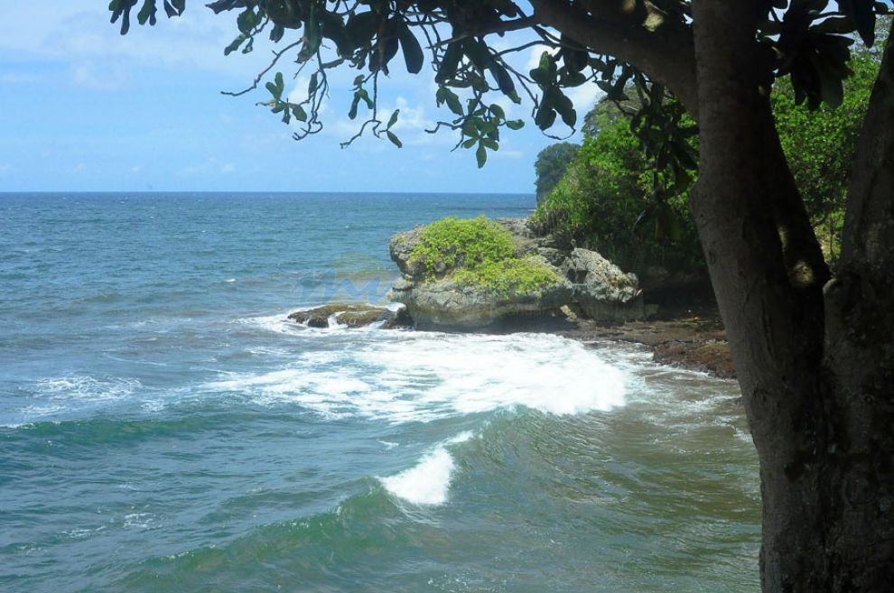 Memotret Sudut Pantai Batu Karas