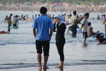 Menikmati Kebersamaan di Pantai Pangandaran